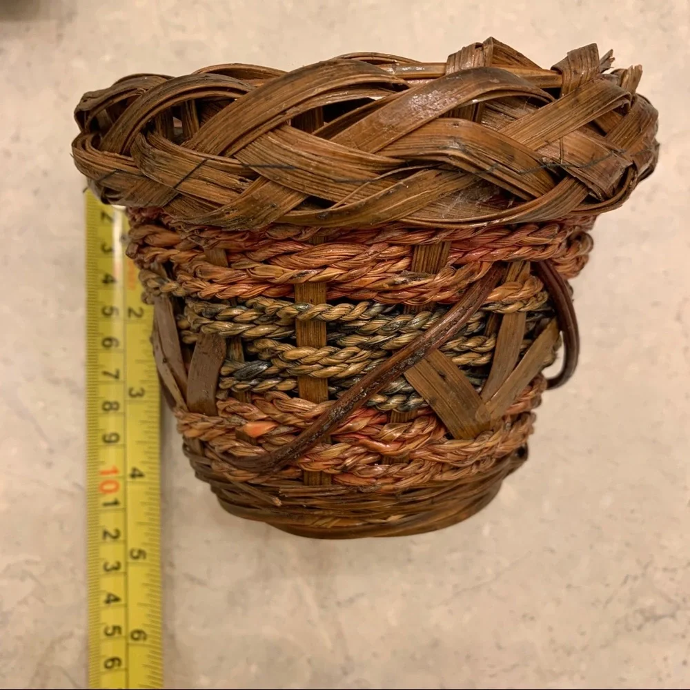 Free item: small wicker basket planter